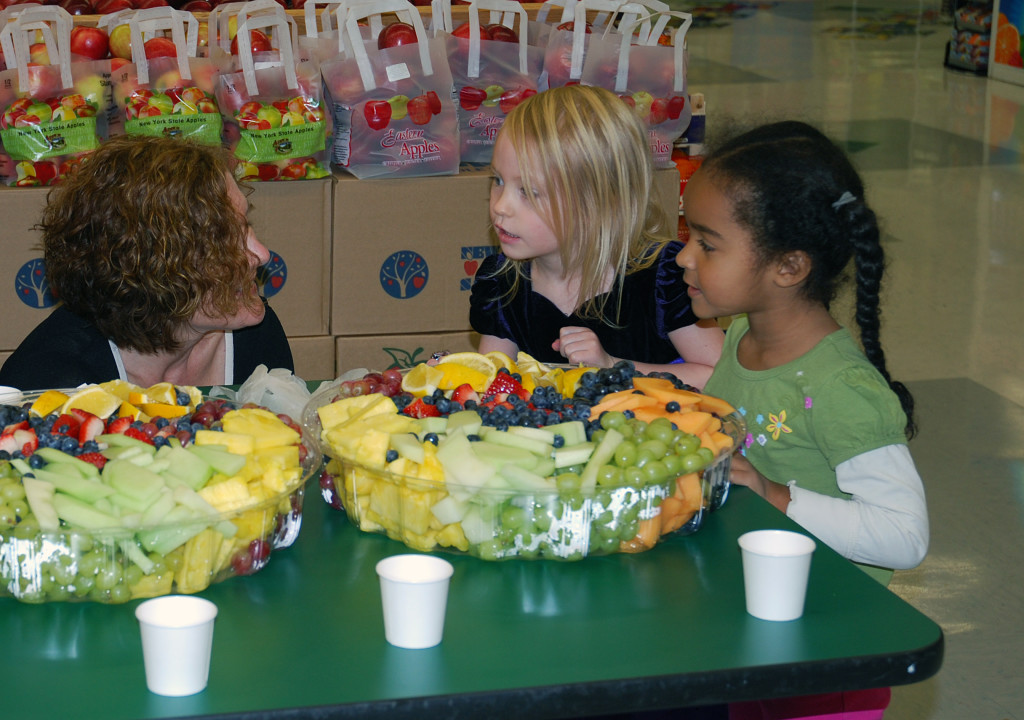 kids-eating-fruits-and-veggies