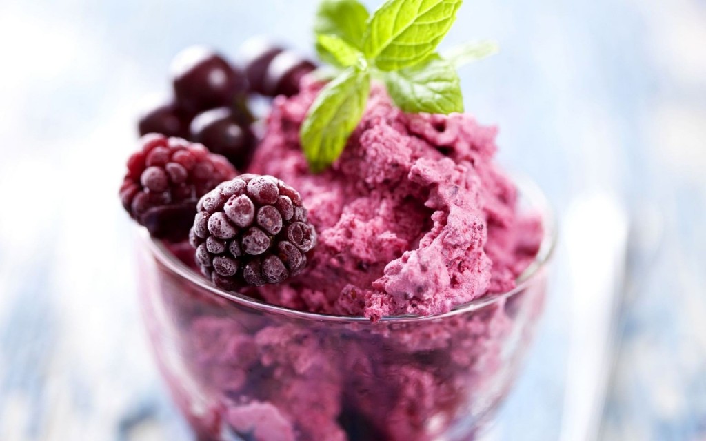 Ice-cream-blackberry-berry-dessert