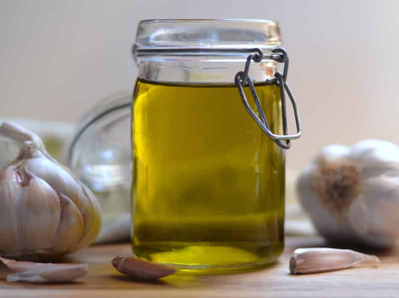 9 Top Benefits Of Garlic Oil For Hair, Skin and Overall Health